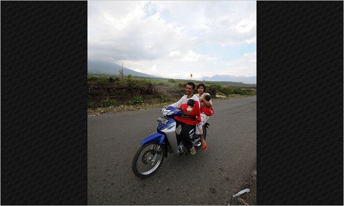 家族4人でバイク移動