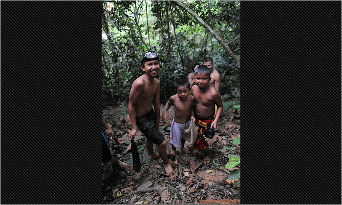 森の中で出会った地元の子どもたち